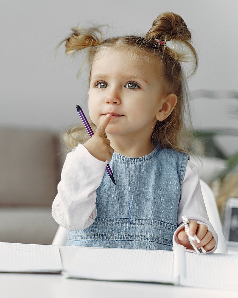 Задумчивый ребёнок с ручкой